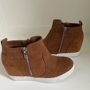 Seven Dials Wedge Ankle Boots (Girls size 6)